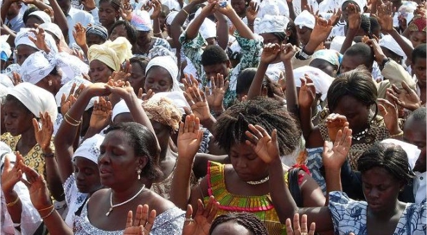 Nigerians students praying