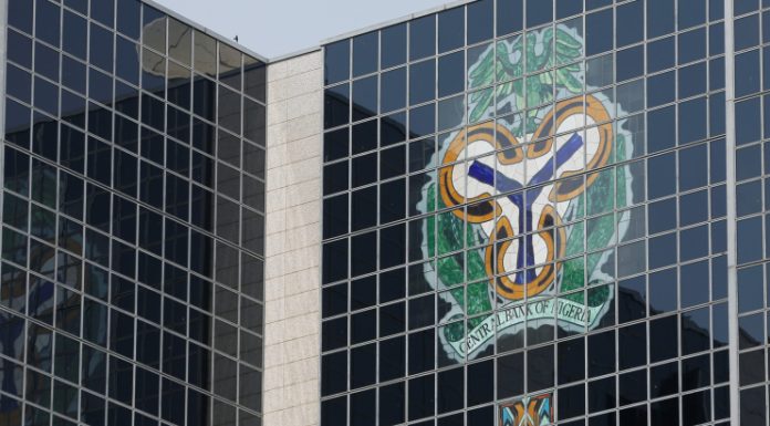 Central Bank of Nigeria's logo is seen on the headquarters building in Abuja, Nigeria January 22, 2018. REUTERS/Afolabi Sotunde - RC1D90C799D0