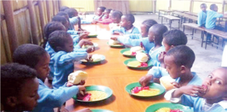 School kids eating