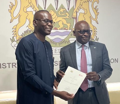 Mr Emmanuel Iza, Xejet CEO (left) and Hon. Kabineh M. Kallon, Honourable Minister of Transport and Aviation, during the signing of the MoU in Freetown, Sierra Leone